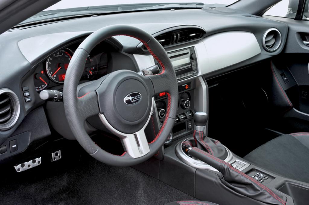 Das Interieur-Design präsentiert sich zwiespältig. Ergonomisch gibt es wenig Grund zur Klage, die Materialien könnten allerdings