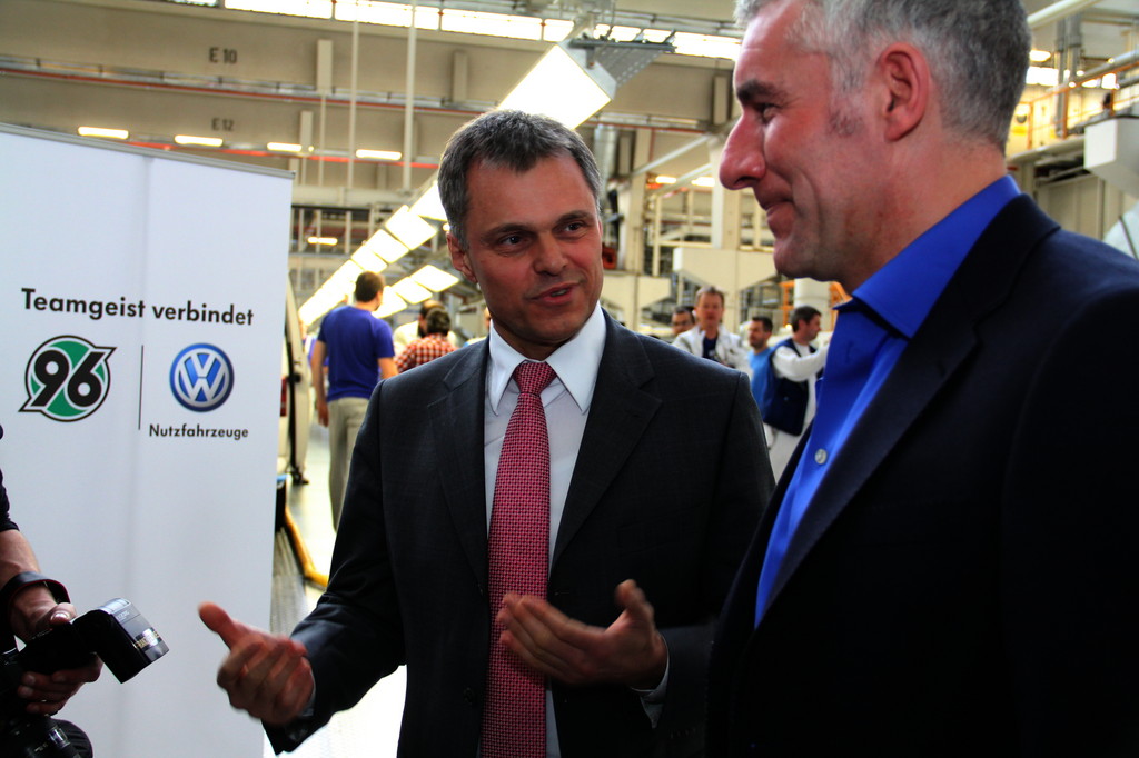 Das Team von Hannover 96 besucht Volkswagen Nutzfahrzeuge