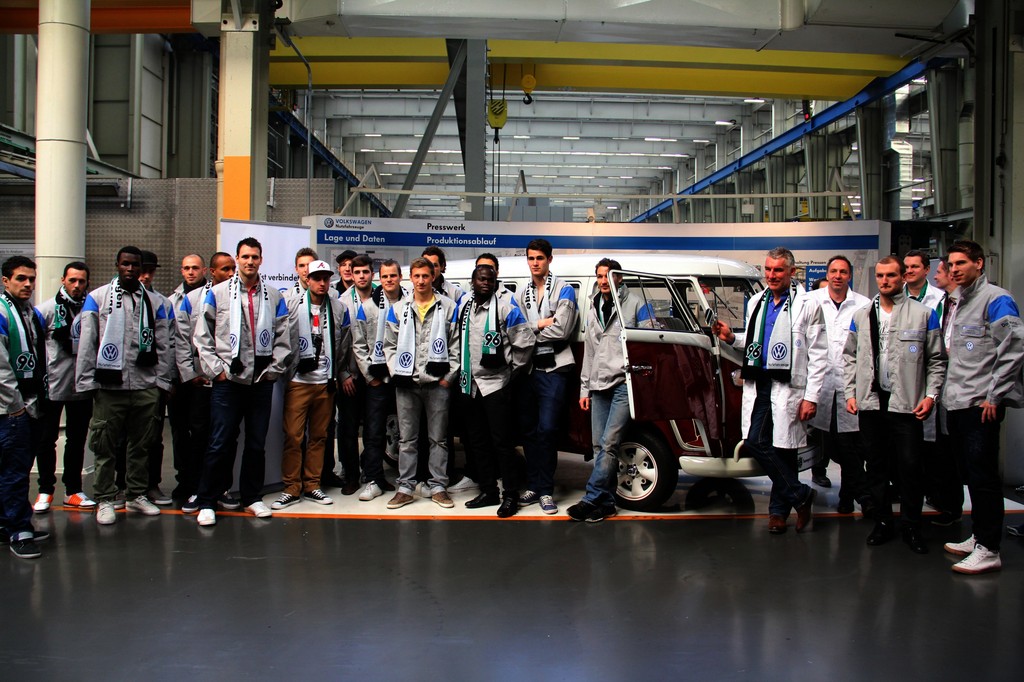 Das Team von Hannover 96 besucht Volkswagen Nutzfahrzeuge