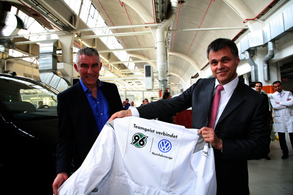 Das Team von Hannover 96 besucht Volkswagen Nutzfahrzeuge