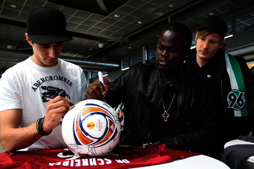 Das Team von Hannover 96 besucht Volkswagen Nutzfahrzeuge