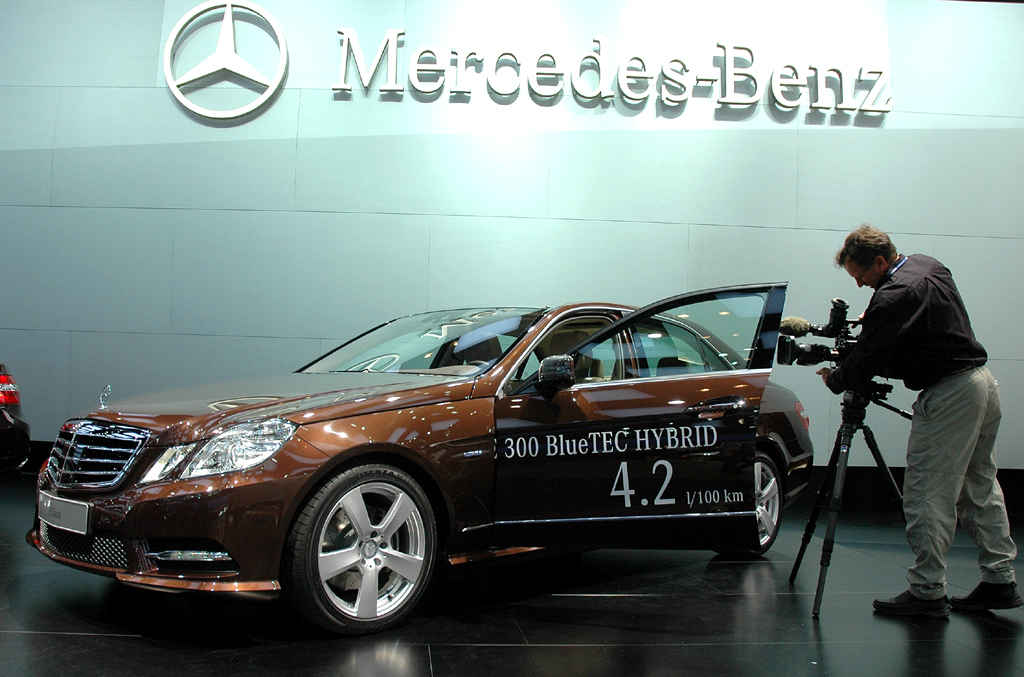 Den E300 Bluetec-Dieselhybriden haben die Stuttgarter schon in Detroit gezeigt, ...