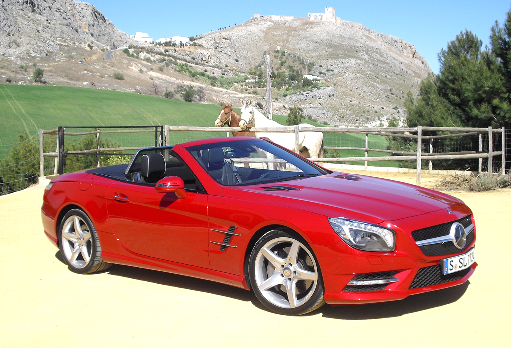 Der Mercedes SL stammt vom legendären 300er aus der Mitte der 1950er-Jahre ab. 