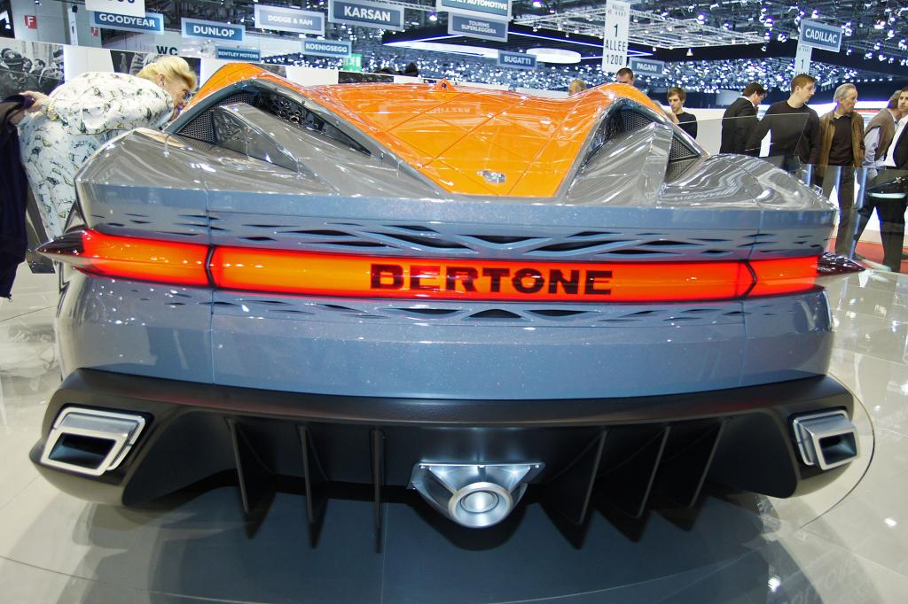 Der extrem flache Keil erinnert stark an den legendären Lancia Stratos 0