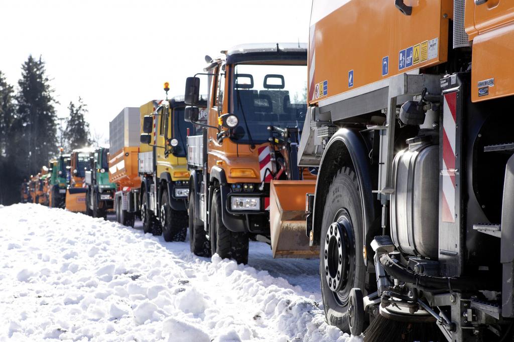 Derzeit gibt es für den allradgetriebenen Unimog insgesamt 24 Gerätekombinationen von 13 Herstellern