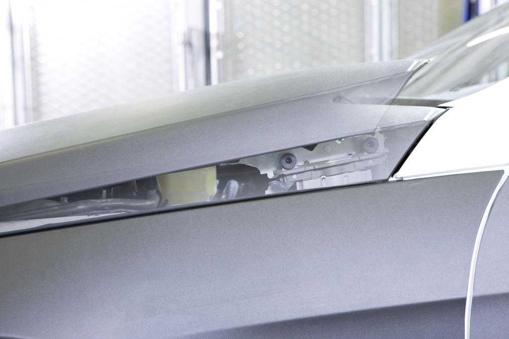 Die Motorhaube klappt automatisch nach oben, um den Aufprall etwas abzufedern