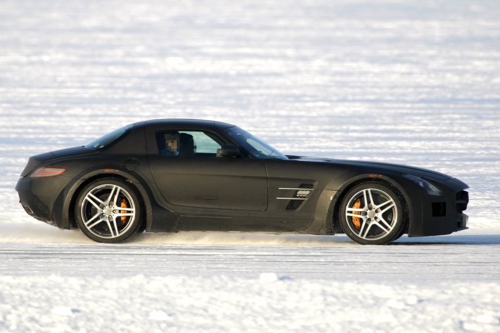 Erwischt: Erlkönig Mercedes-Benz SLS AMG Black Series – Schwarzer Panther in Schnee