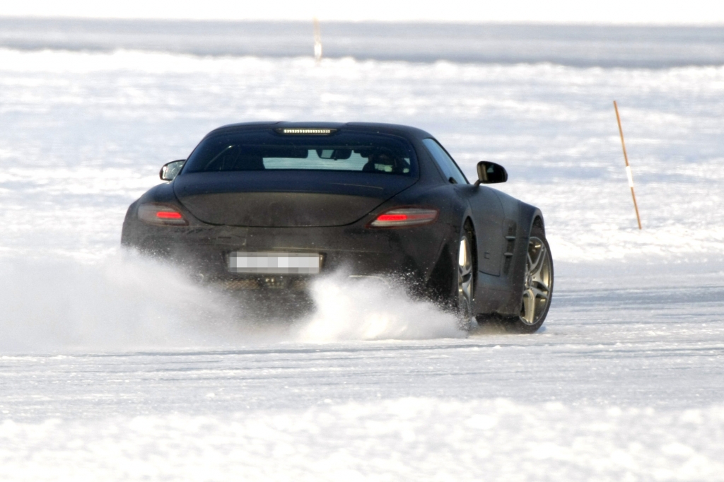 Erwischt: Erlkönig Mercedes-Benz SLS AMG Black Series – Schwarzer Panther in Schnee