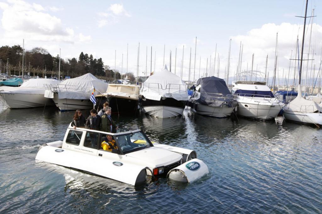 Für den Stapellauf ihres Schwimmwagens hatte sich Land Rover kein geringeres Ereignis ausgesucht als die Cowes Week