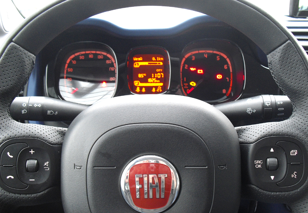 Fiat Panda: Blick durch den Lenkradkranz auf die Instrumentierung. 