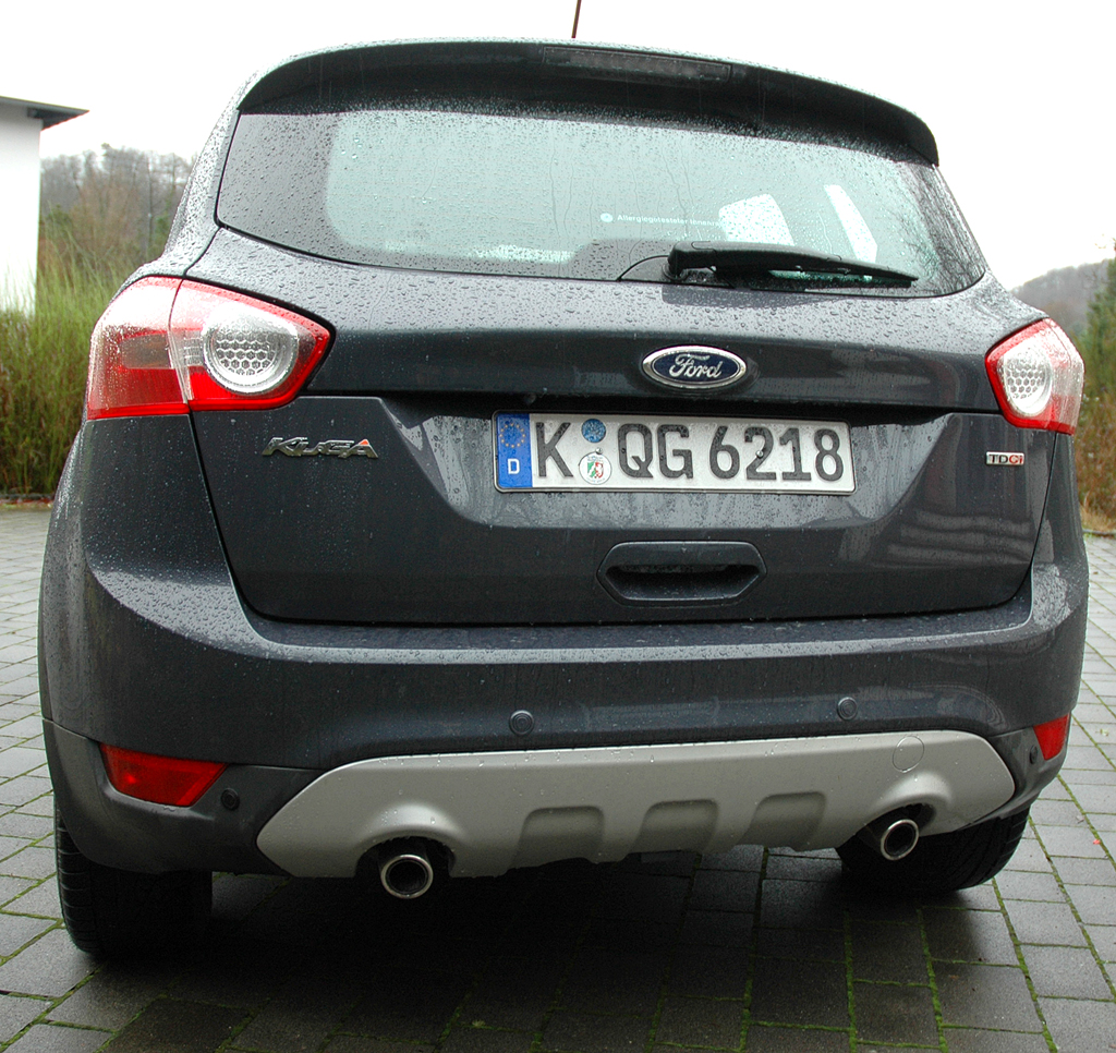 Ford Kuga: Blick auf die Heckpartie mit der zweigeteilten Klappe. 