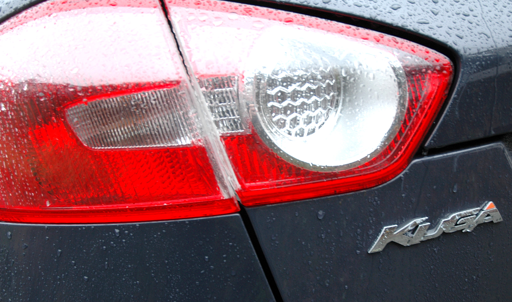 Ford Kuga: Moderne Leuchteinheit hinten mit Modellschriftzug. 
