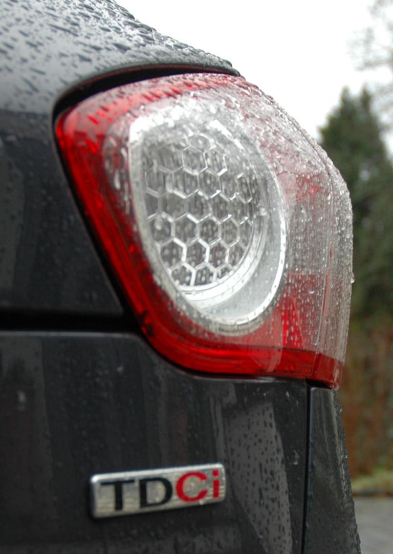 Ford Kuga: Moderne Leuchteinheit hinten mit Motorisierungsschriftzug. 
