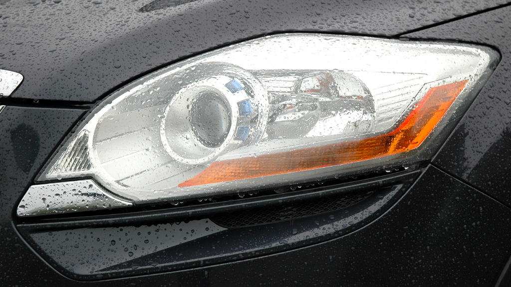 Ford Kuga: Moderne Leuchteinheit vorn. 