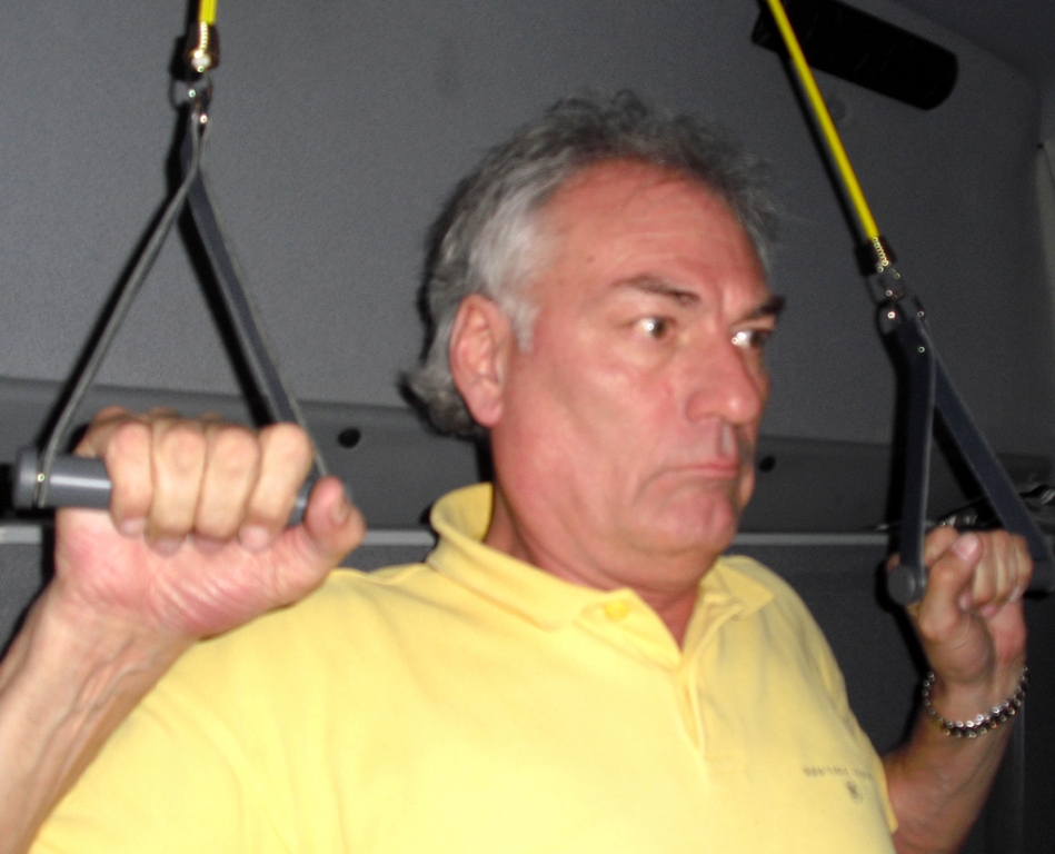Forscher Siegfried Rothe an den Expander-Zügen in der Kabine.