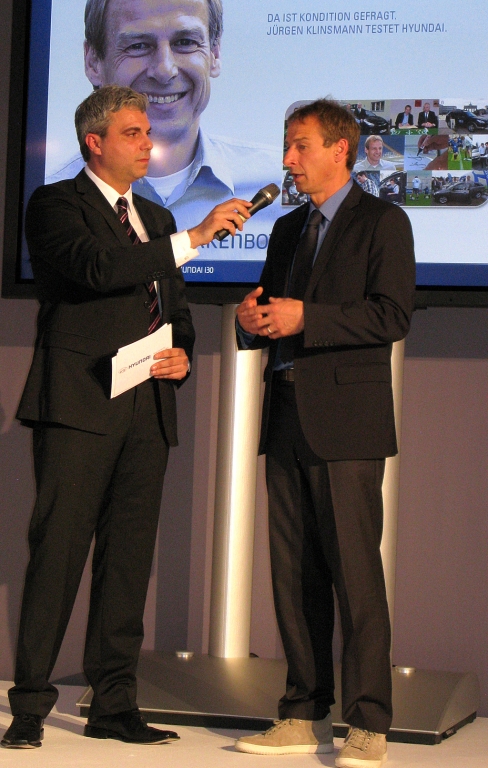 Hyundai i30: Als Markenbotschafter war auch US-Fußball-Nationaltrainer Jürgen Klinsmann, hier rechts im Gespräch mit Moderator Edgar Filipe, bei der nationalen i30-Fahrvorstellung in Dresden dabei.