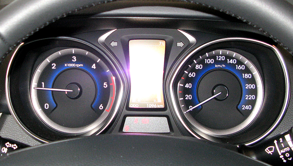 Hyundai i30: Blick durch den Lenkradkranz auf die Rundinstrumentierung.