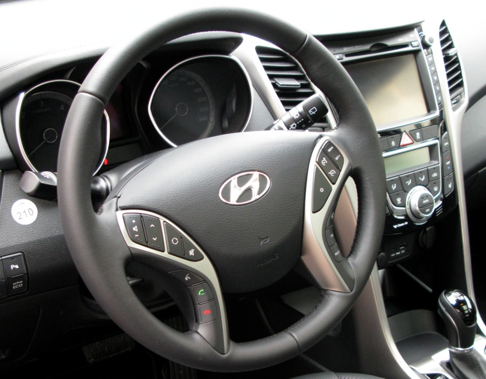 Hyundai i30: Blick ins recht übersichtlich gestaltete Cockpit.