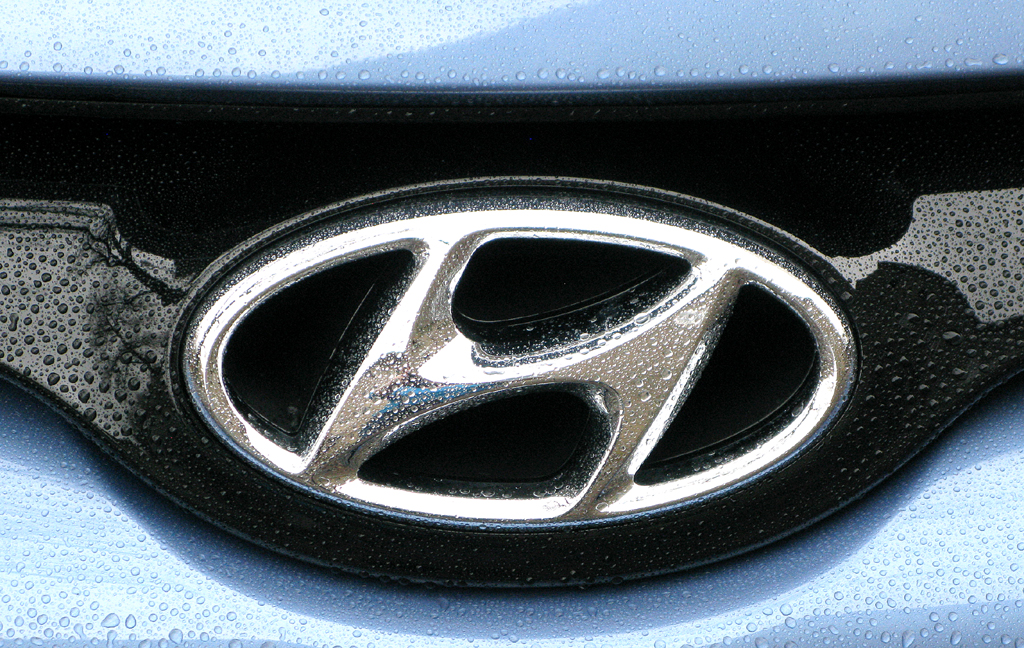 Hyundai i30: Das Markenlogo sitzt vorn über dem Nummernschild.