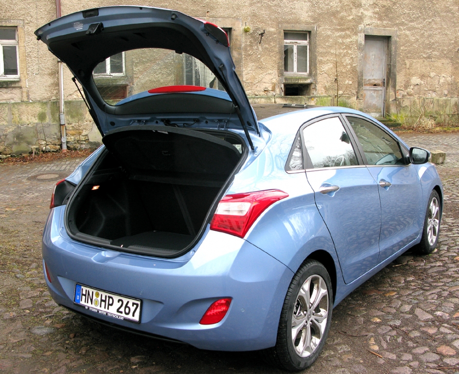 Hyundai i30: Ins Gepäckabteil passen 378 bis 1316 Liter hinein.