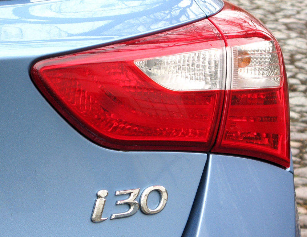 Hyundai i30: Moderne Leuchteinheit hinten mit Modellschriftzug.