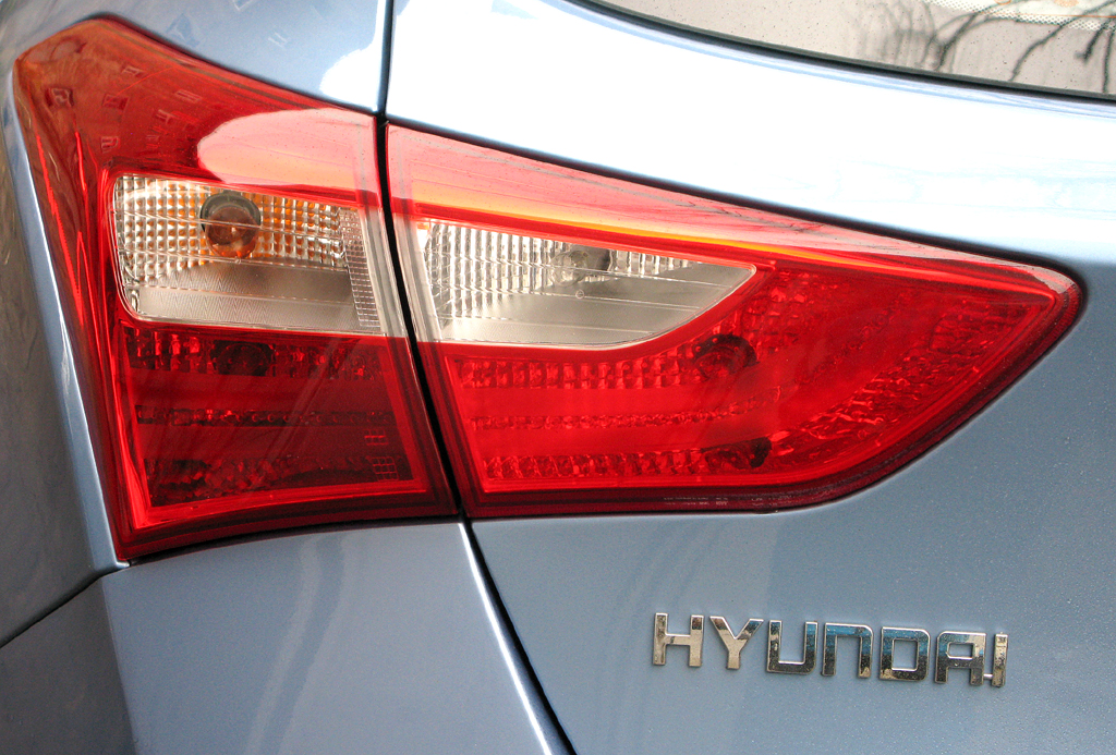 Hyundai i30: Moderne Leuchteinheit mit Markenschriftzug hinten.