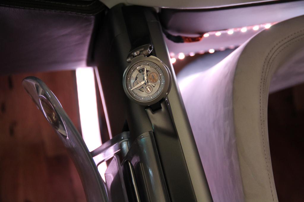 In einer brückenartigen Mittelkonsole thront eine Bovet-Uhr, die der Fahrer nach Fahrtende selbst tragen kann