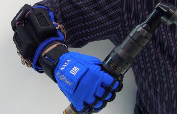 Mehr Kraft für Automonteure mit Roboterhandschuh