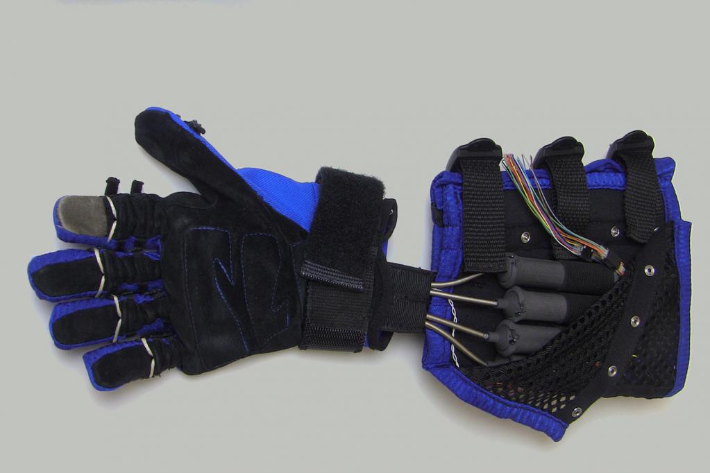 Mehr Kraft für Automonteure mit Roboterhandschuh