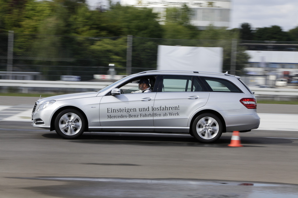 Mercedes-Benz bietet Fahrtrainings für Rollstuhlfahrer