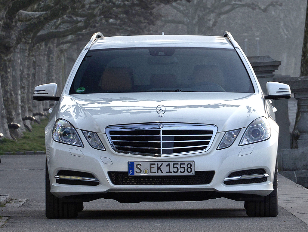 Mercedes E300 Bluetec Hybrid: Blick auf die Front, hier beim Kombi. 