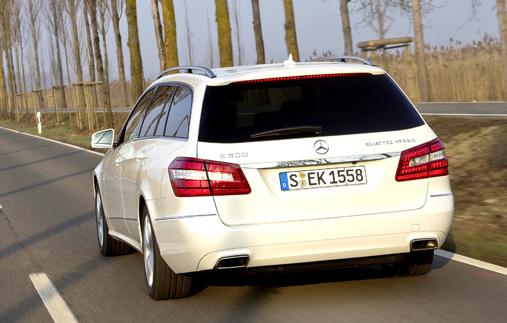 Mercedes E300 Bluetec Hybrid: Heck-/Seitenansicht des Kombis. 