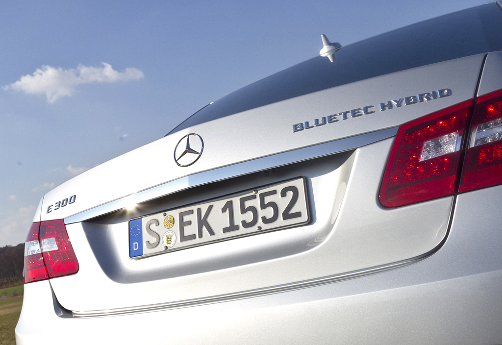 Mercedes E300 Bluetec Hybrid: Heckpartie mit Modell- und Motorisierungsschriftzug. 