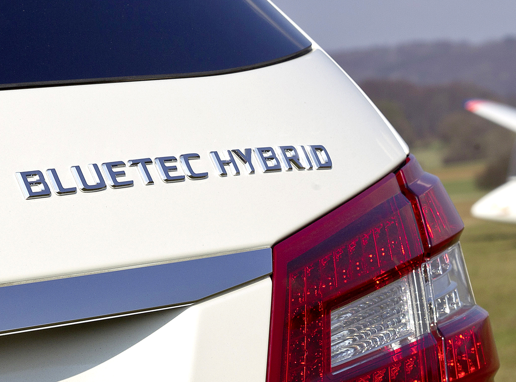 Mercedes E300 Bluetec Hybrid: Moderne Leuchteinheit hinten mit Antriebsschriftzug. 