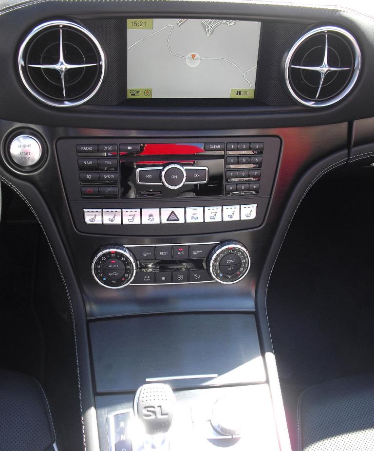 Mercedes SL: Blick auf den mittleren Armaturenträger mit dem Getriebewählhebel vorn. 