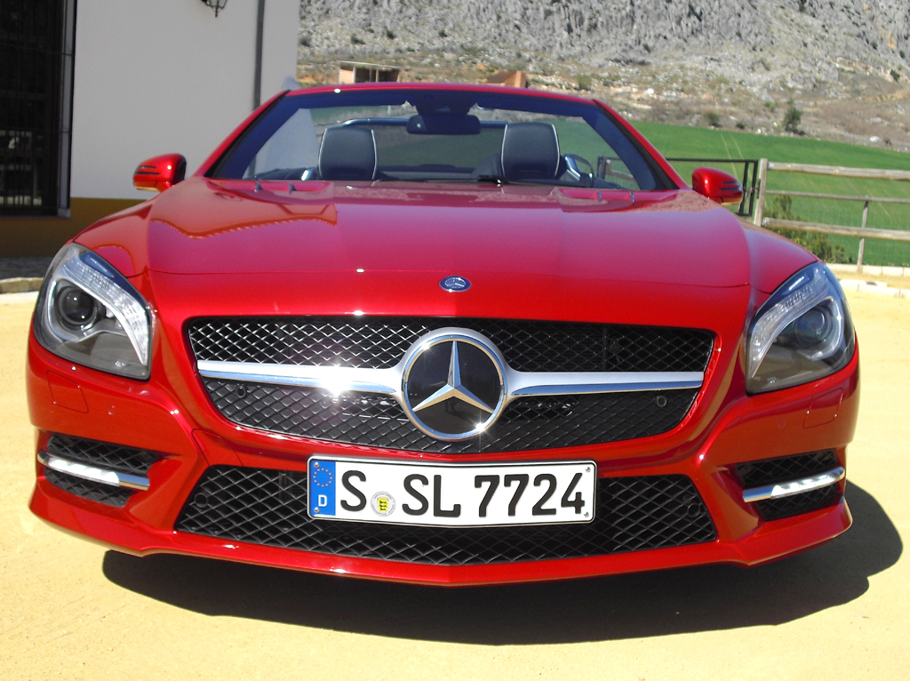 Mercedes SL: Blick auf die Frontpartie des großen Roadsters. 