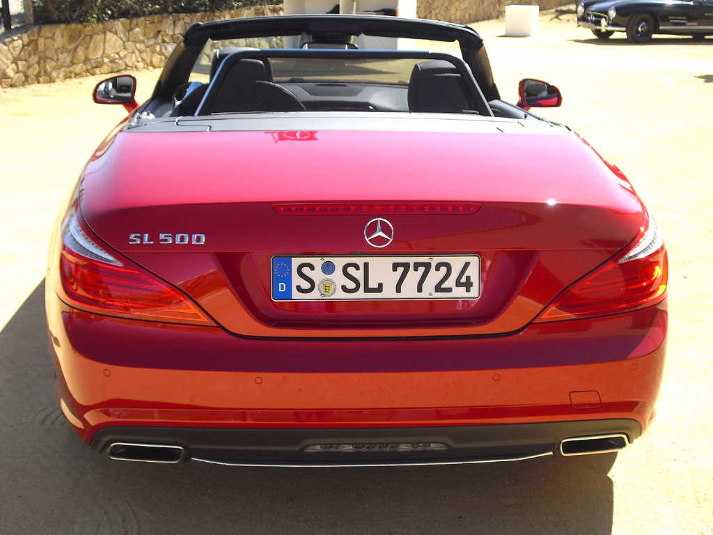 Mercedes SL: Blick auf die Heckpartie, in die sich das vollautomatische Variodach faltet. 