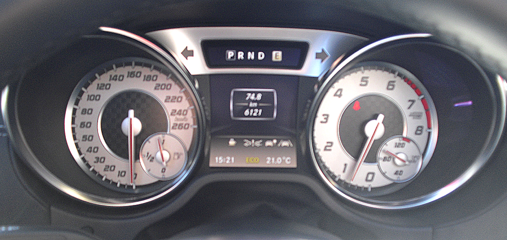 Mercedes SL: Blick durch den Lenkradkranz auf die Rundinstrumentierung. 