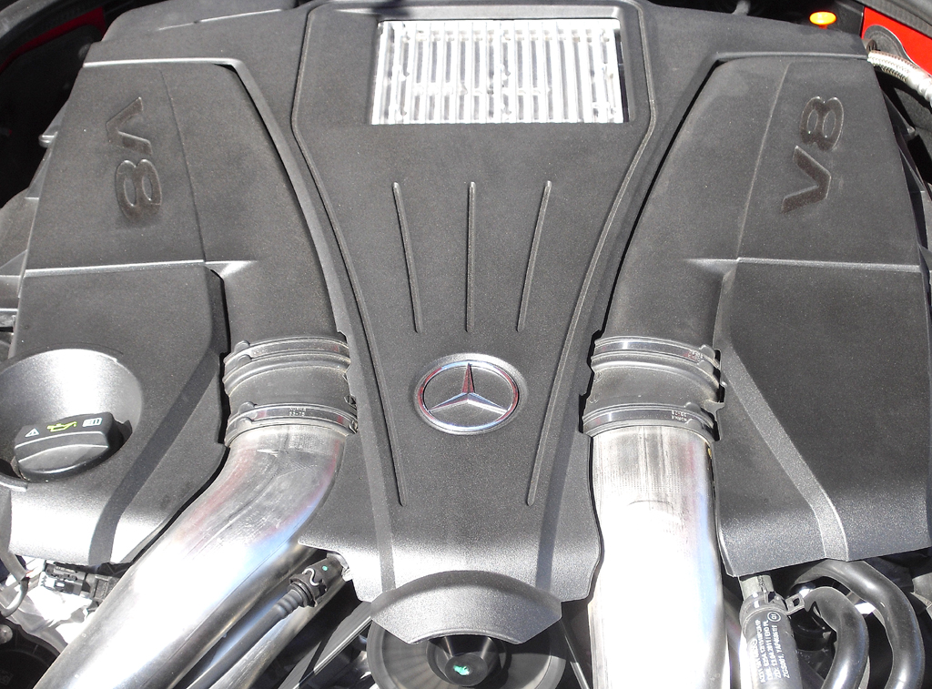 Mercedes SL: Blick unter die Haube, hier beim Achtzylinder mit 320/435 kW/PS. 