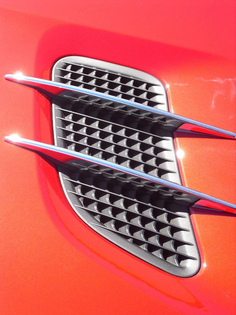Mercedes SL: Detailaufnahme von der Motorhaube. 