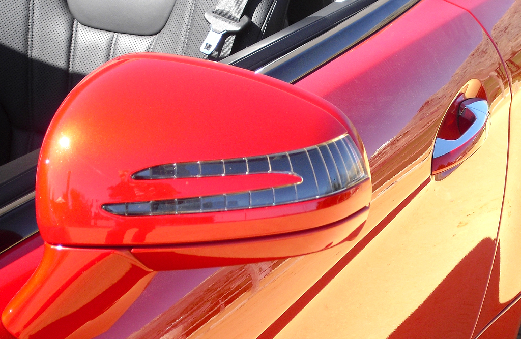 Mercedes SL: In die Außenspiegel sind Blinkleisten integriert. 