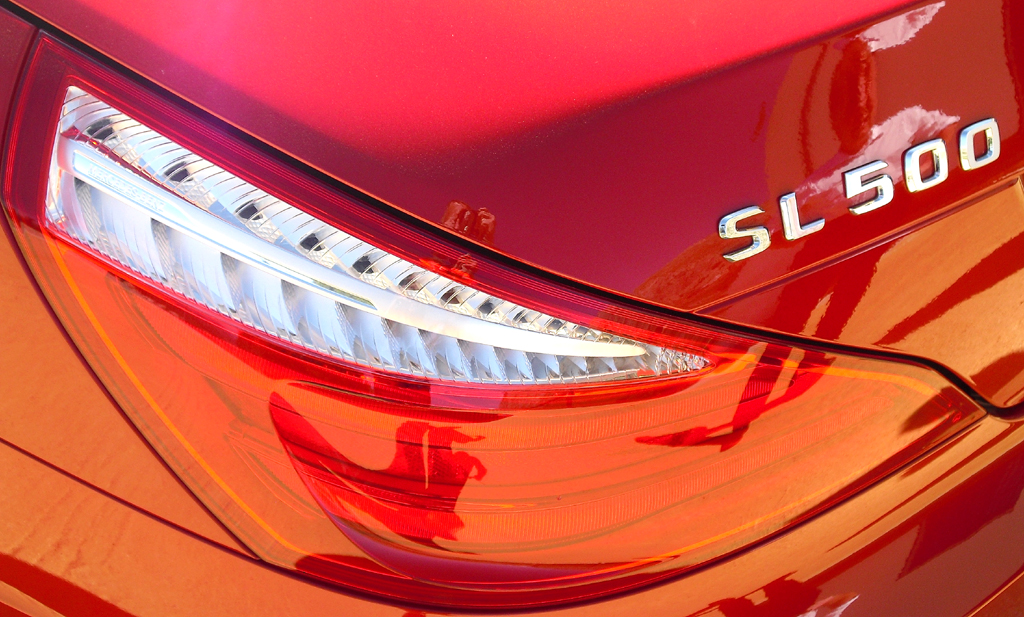 Mercedes SL: Moderne Heckleuchte in LED-Technik mit Motorisierungsschriftzug. 