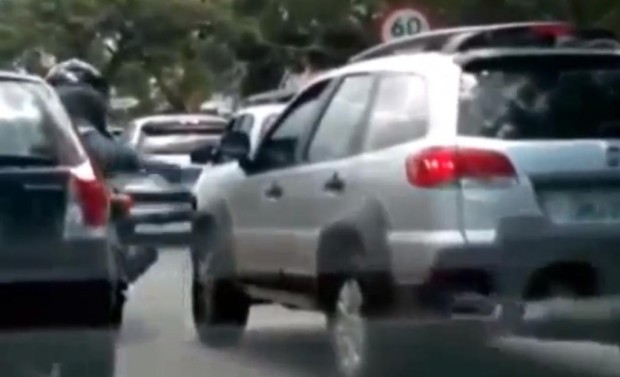 Motorradfahrer vs. SUV