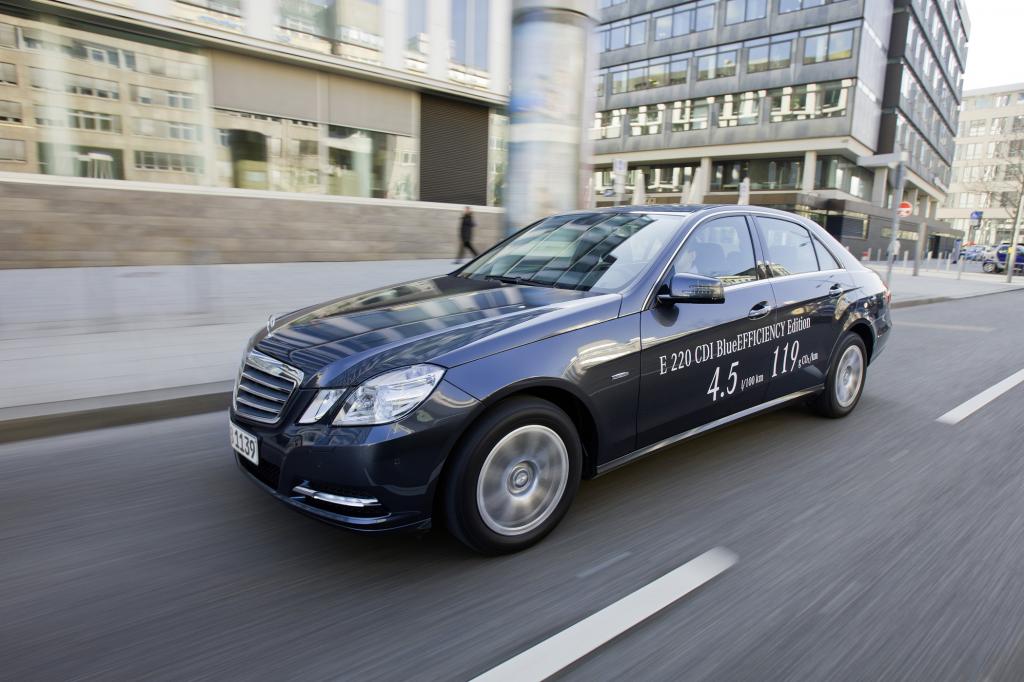 Noch sparsamer ist mit 4,5 Liter Diesel auf 100 Kilometern der E 220 CDI Blue Efficiency