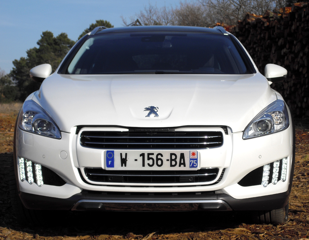 Peugeot 508 RXH: Blick auf die Frontpartie mit den vertikalen LED-Lichtleisten. 