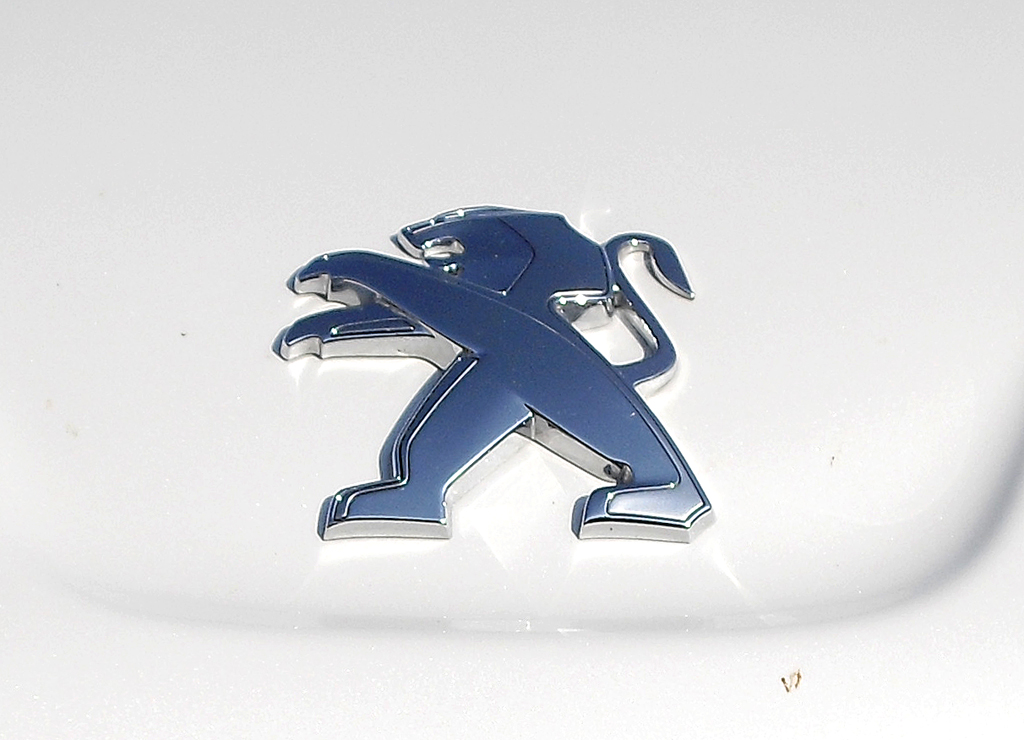 Peugeot 508 RXH: Der Markenlöwe sitzt vorn auf der Motorhaube. 