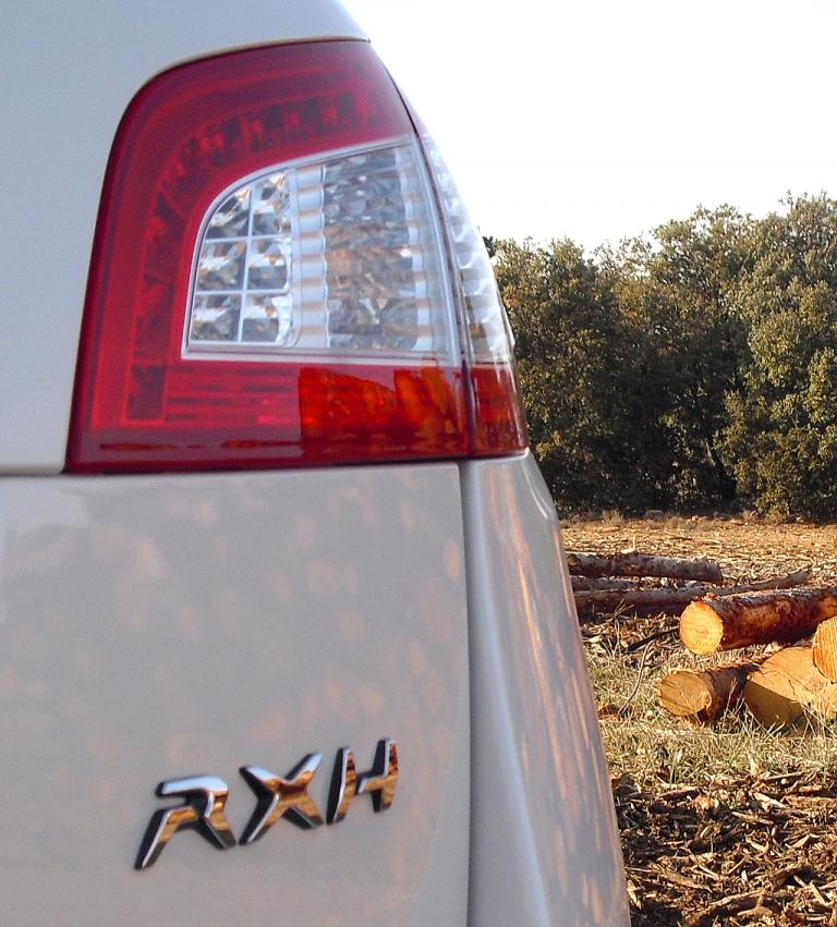 Peugeot 508 RXH: Moderne Leuchteinheit hinten mit Hybridschriftzug. 