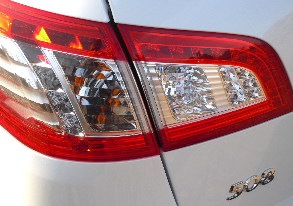 Peugeot 508 RXH: Moderne Leuchteinheit hinten mit Modellschriftzug. 