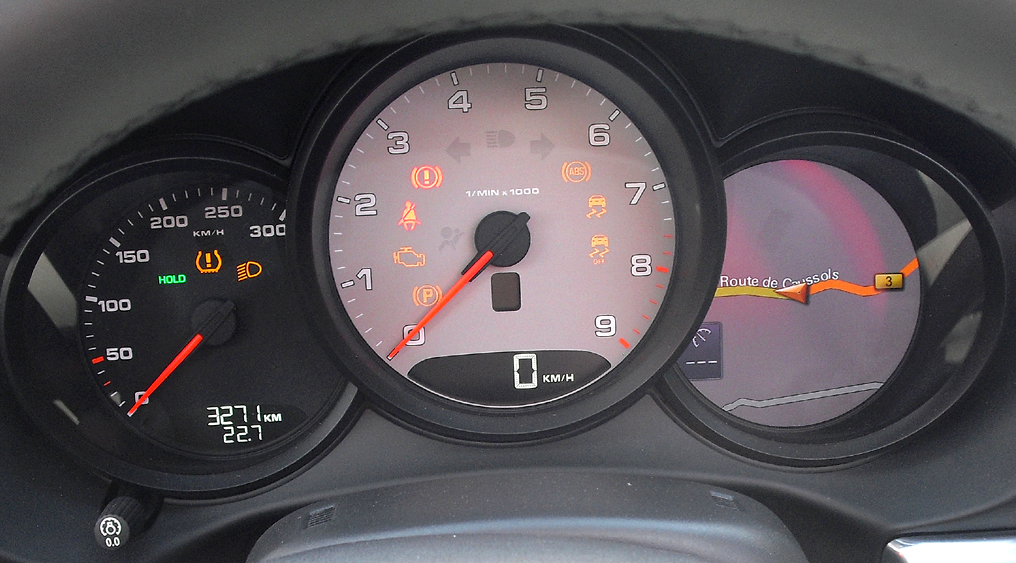 Porsche Boxster: Blick durch den Lenkradkranz auf die Rundinstrumentierung. 
