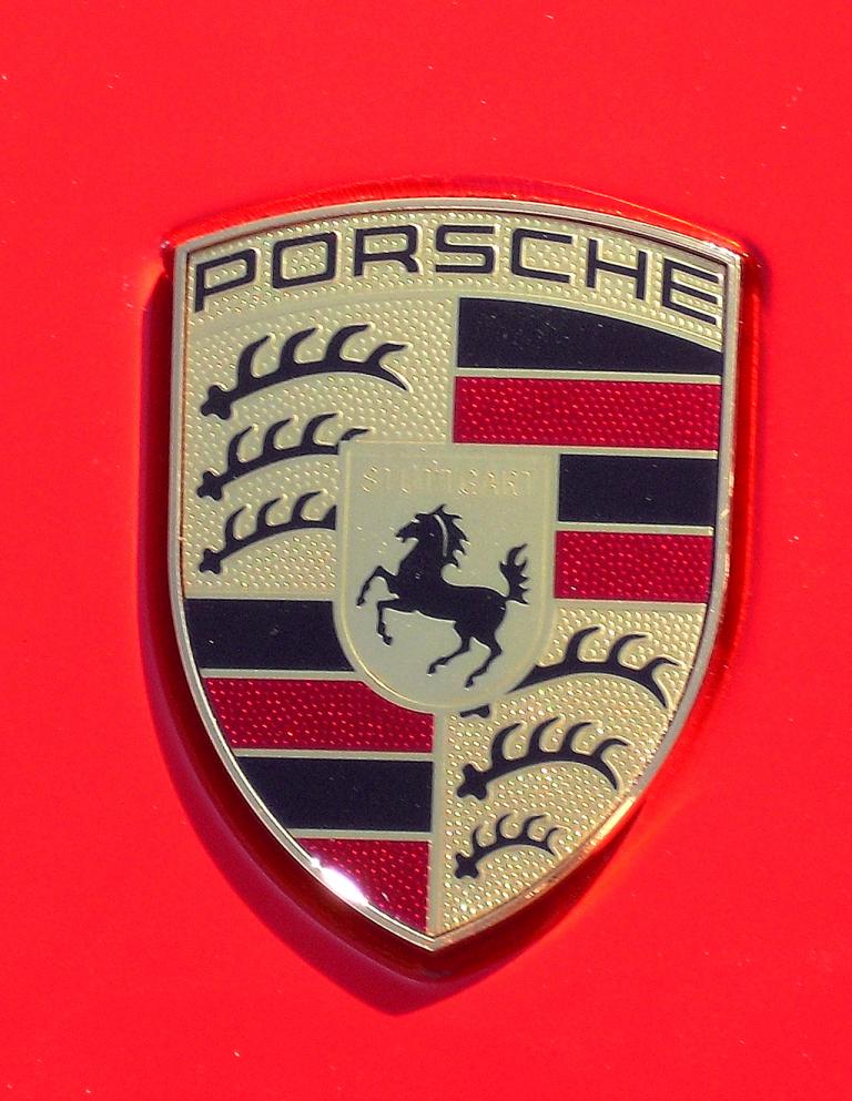 Porsche Boxster: Das Markenlogo sitzt vorn auf der Kofferraumhaube. 